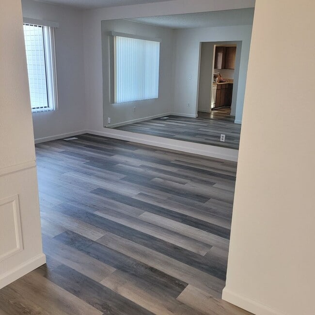 Building Photo - 2 Bed, 1 Bath Condo W/Detached 1 Car Garag...