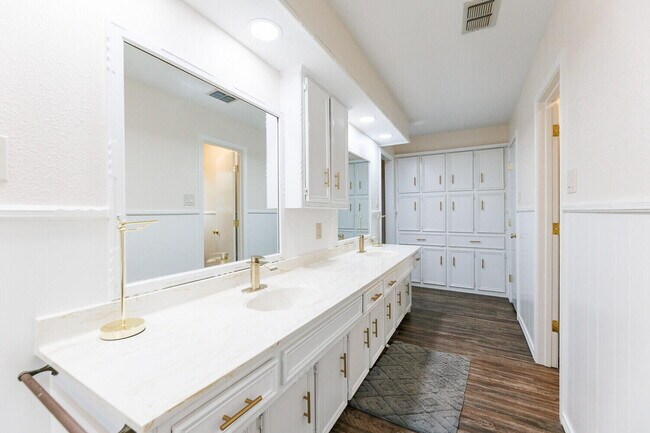 Building Photo - 5703 80th St