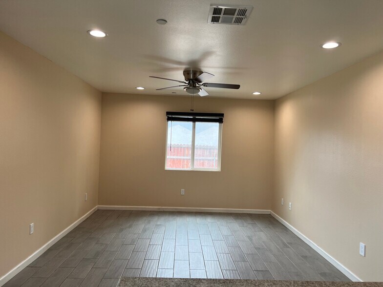 Building Photo - 10627 Lind Ave