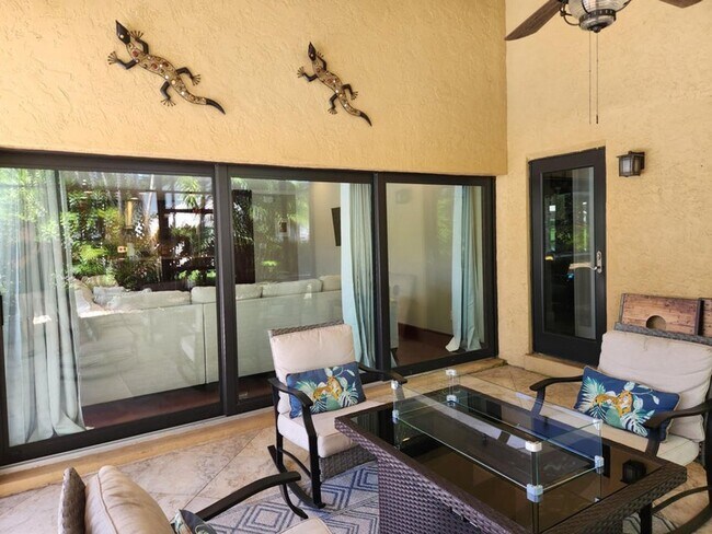 Building Photo - 3250 Lakeview Blvd