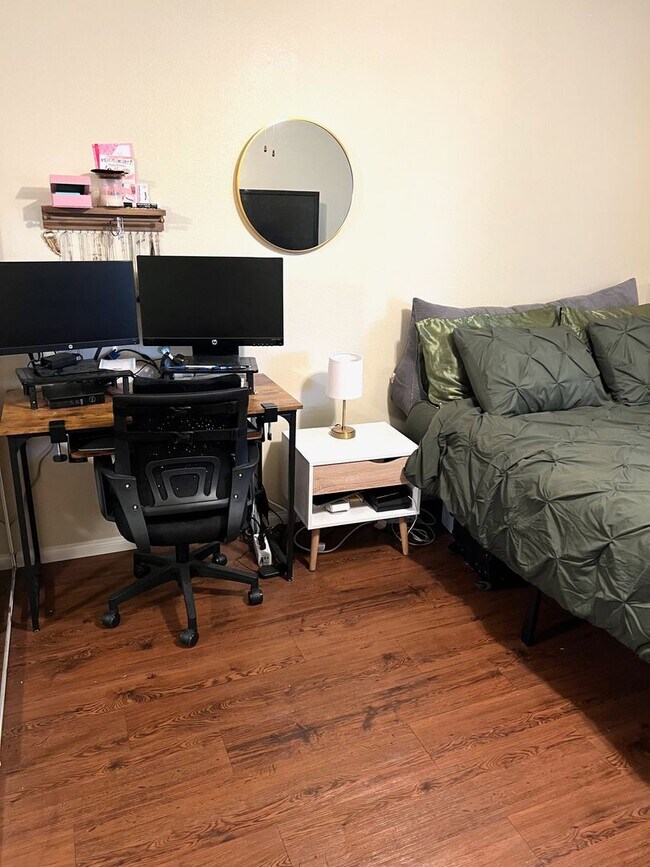 Building Photo - 2 Bedroom 2 Bath Sanctuary!