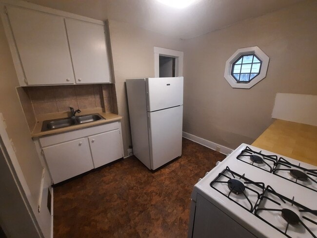 Building Photo - Two Bedroom, One Bathroom Home with fenced yard and shed