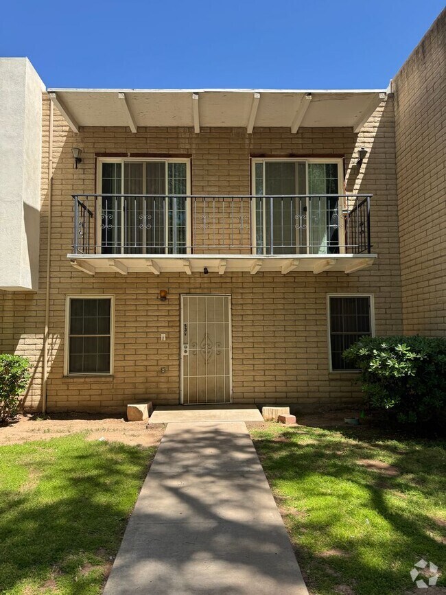 Building Photo - Centrally located 4 bedroom townhome