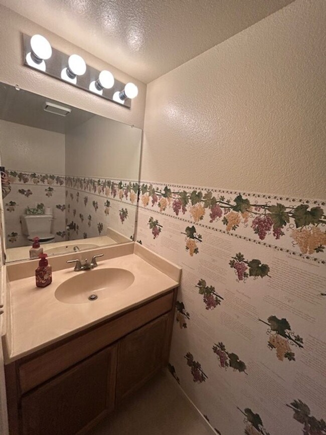 Building Photo - Charming 3 Bedroom, 2.5 Bathroom Condo in ...