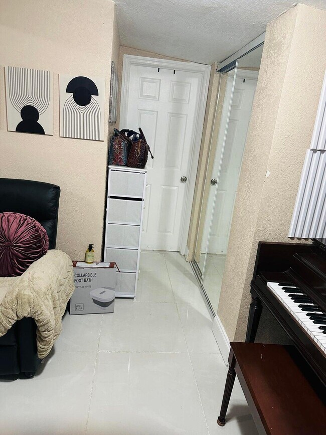 Building Photo - 833 Briggs St