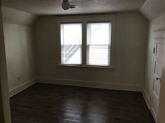 Building Photo - ELM 869-871