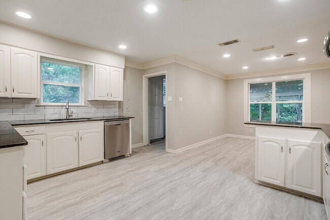 Building Photo - Charming 3-Bed, 2-Bath Home in Fort Worth'...