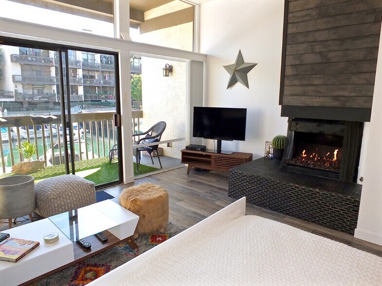 living room - 8124 Marina Pacifica Dr N