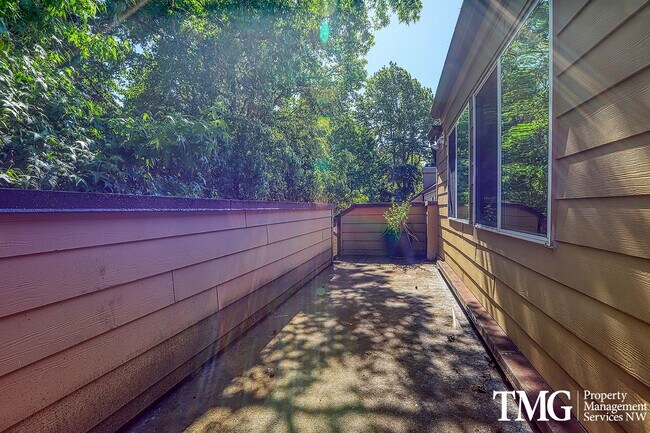 Building Photo - Amazing Open concept Condo in a secluded c...