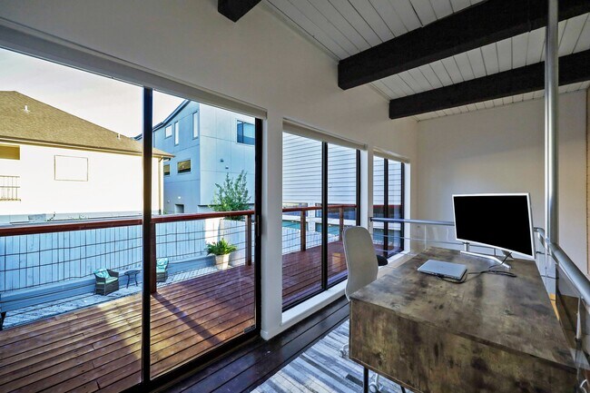 Building Photo - 2117 1/2 Hazard St