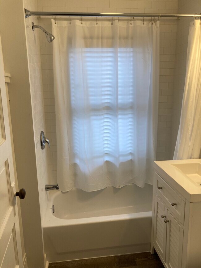 Building Photo - 328 E 12th St