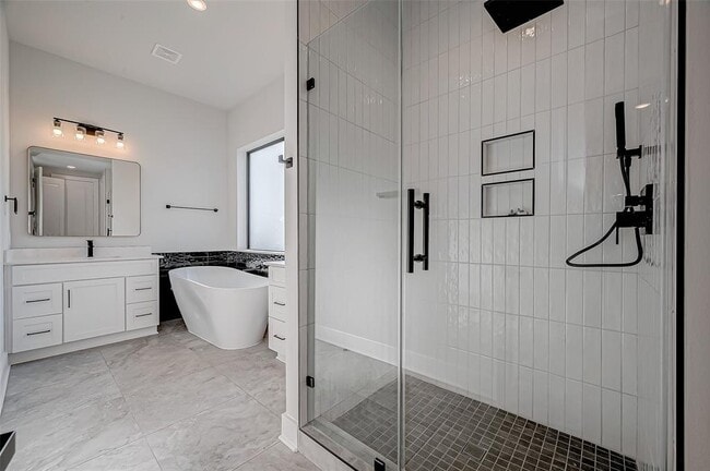 Building Photo - 1222 W 24th St