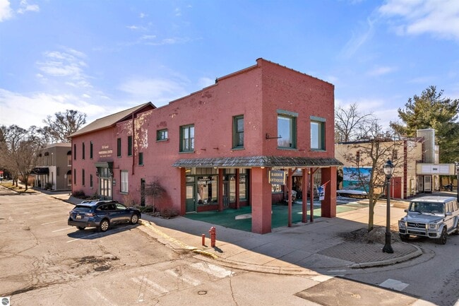 Building Photo - 201 River St