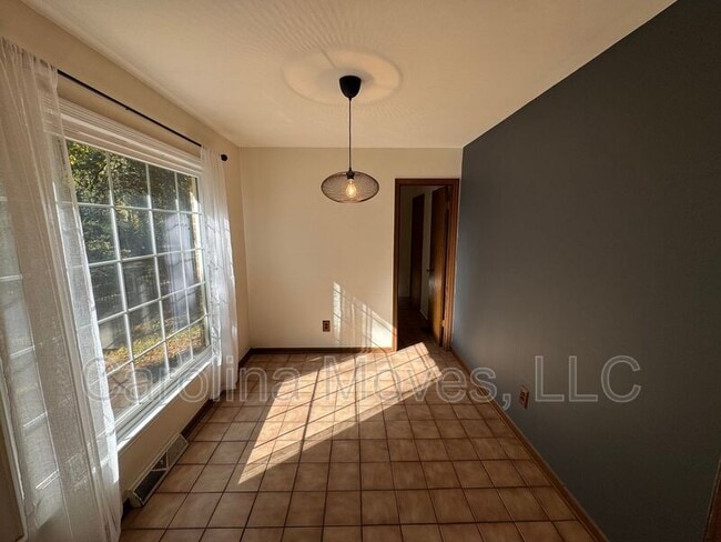 Building Photo - 502 Rosebud Ln