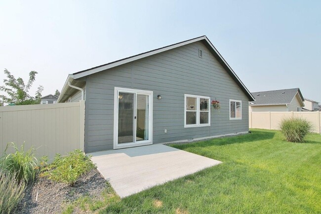 Building Photo - Clean Single-Level Home
