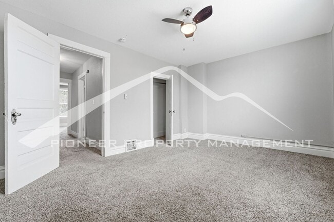 Building Photo - Charming Townhouse with Washer/Dryer and Central AC