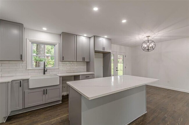 Building Photo - 2352 Glendale Dr