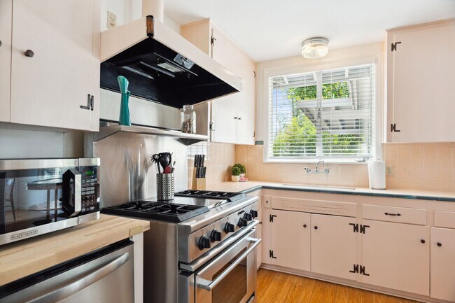 Building Photo - Centrally Located - Minutes from Dell Children's Hospital