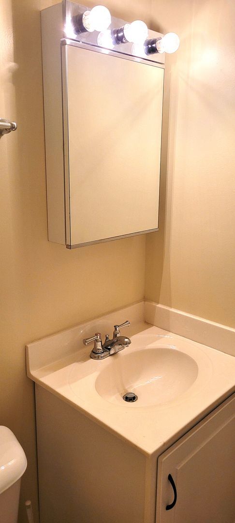 Building Photo - Conveniently Located Three Bedroom Condo