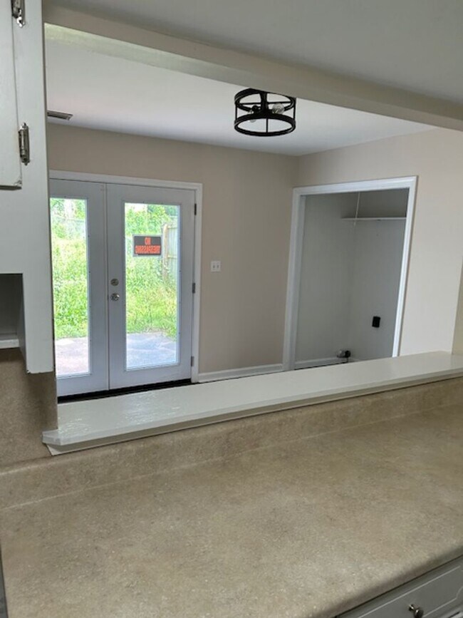 Building Photo - NOW AVAILABLE!! MOVE IN SPECIAL