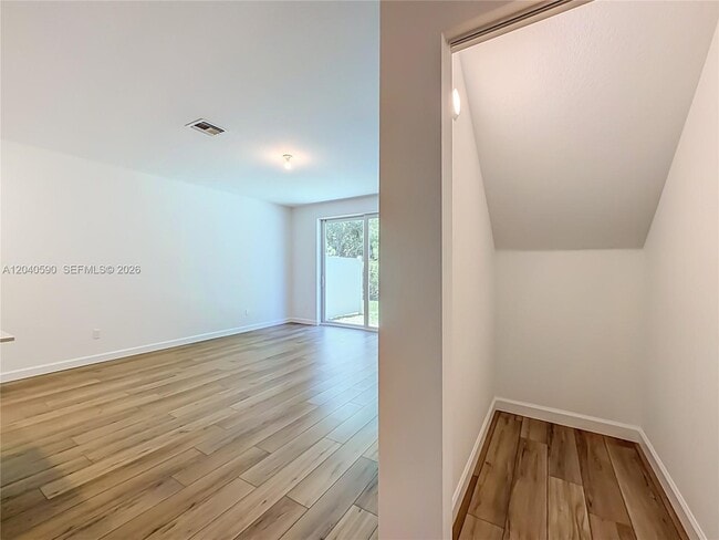 Building Photo - 4607 Hollister Ave