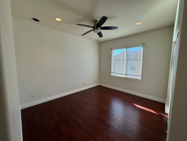 Building Photo - 5 Bedroom Luxury home