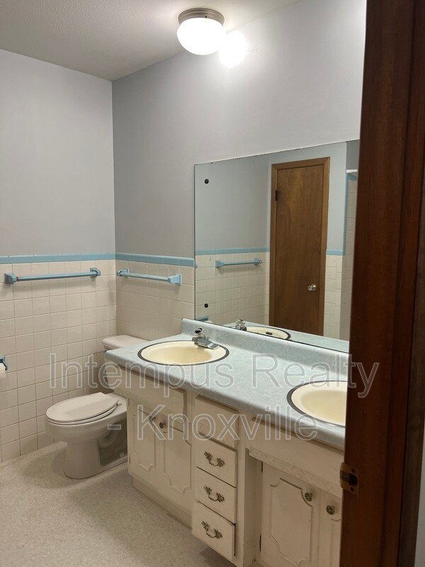 Building Photo - 5801 Ridgewood Rd