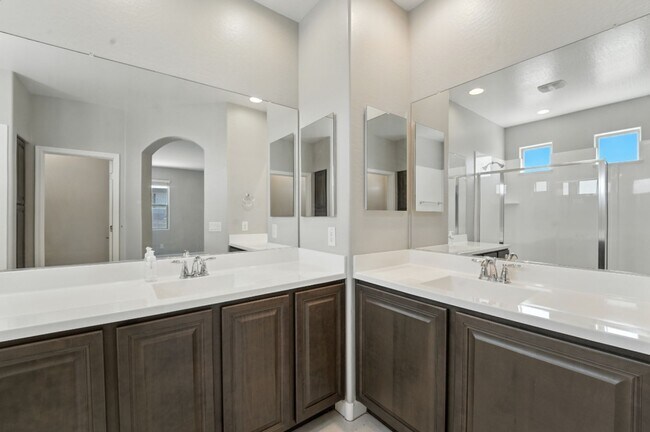 Building Photo - Welcome to this stunning 3-bedroom, 2-bath...
