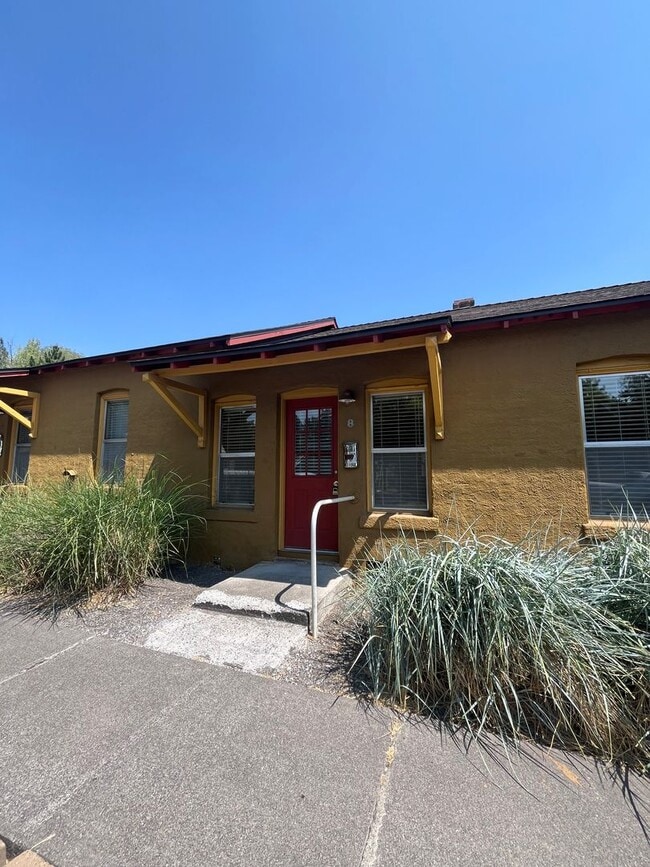 Building Photo - Historic Downtown Bend 1 Bed/1 Bath Unit - Harriman Street