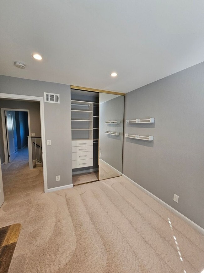 Building Photo - 1394 N Loop Dr