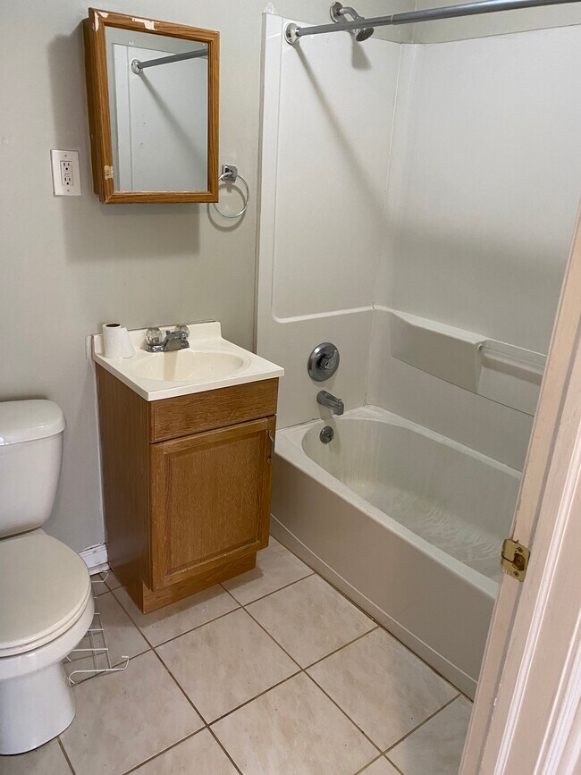 Full Bath - 1619 Page St
