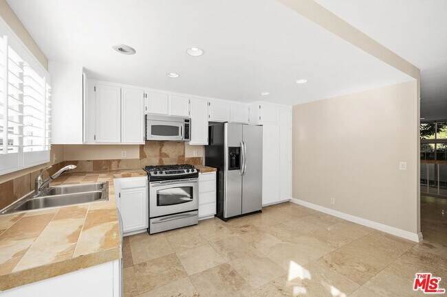 Building Photo - 1732 Palisades Dr