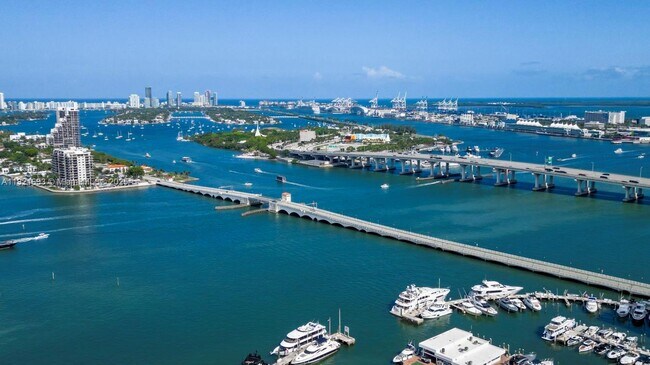 Building Photo - 1750 N Bayshore Dr