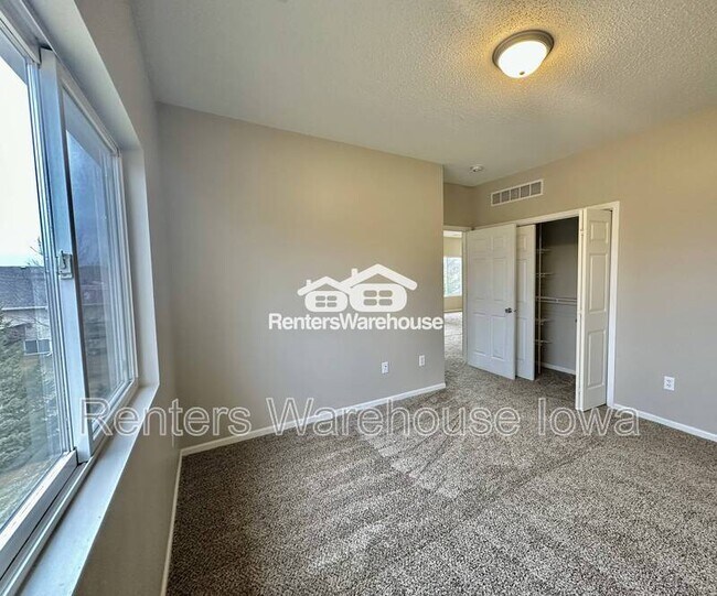 Building Photo - 2323 E Porter Ave