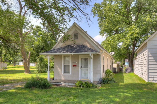 Building Photo - 1221 W 10th St