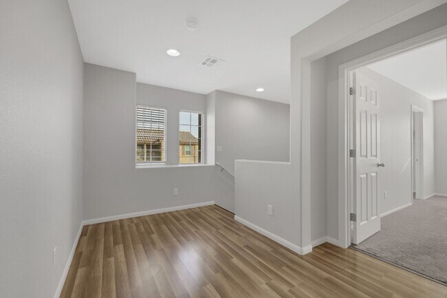 Building Photo - 3 bedroom with 2 car garage