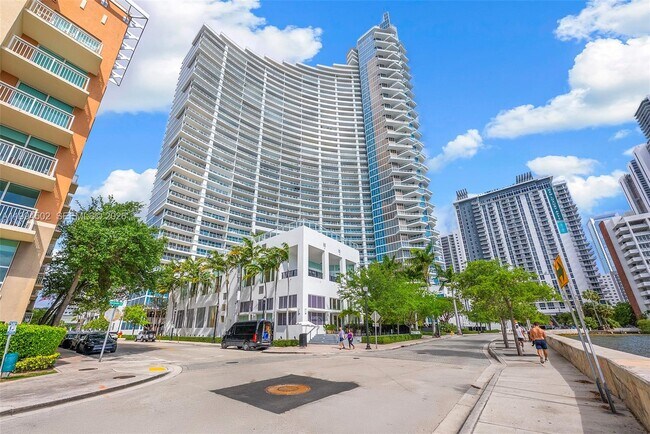 Building Photo - 2020 N Bayshore Dr