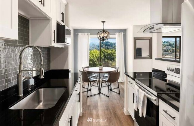 Building Photo - Magnolia Gem, Renovated for todays modern lifestyle