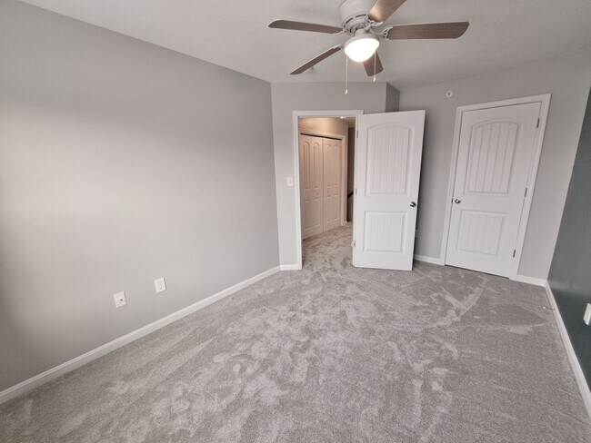 Building Photo - 3 Bed / 2-1/2 Bath  Single Family Town Home w/Attached1 Car Garage