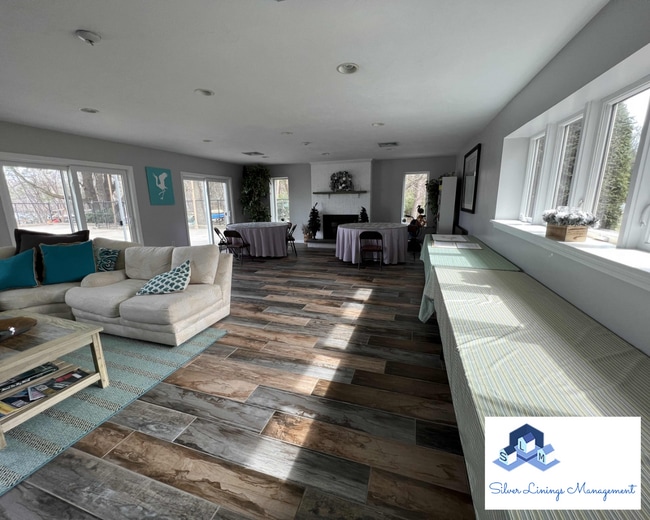 Building Photo - Massive lake front condo with tons of amen...