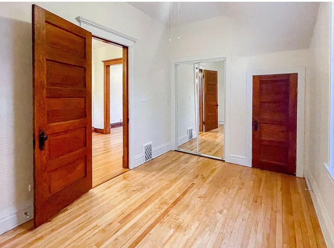 Building Photo - 1613 W Berwyn Ave