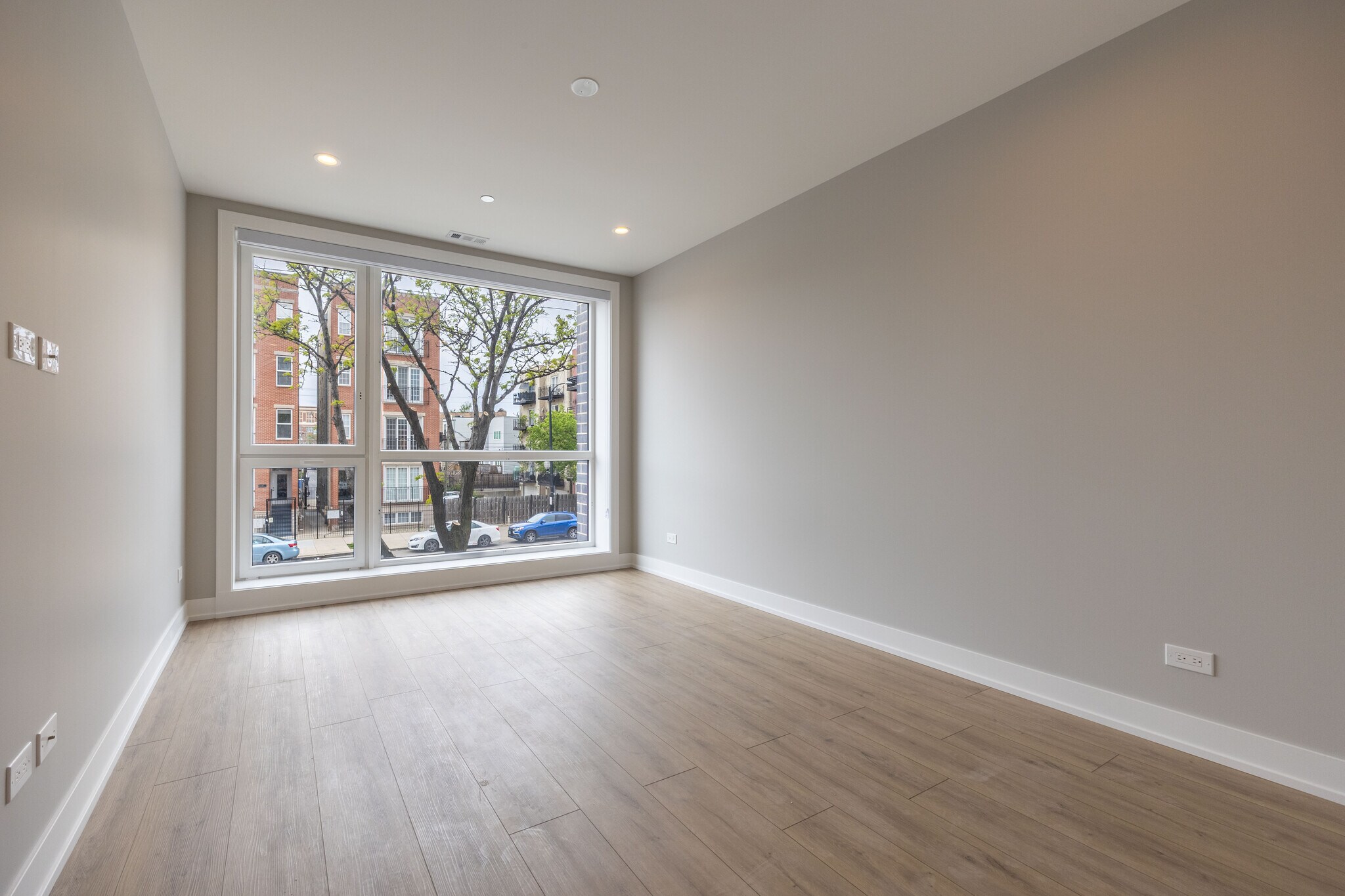 Building Photo - 2354 W Polk St
