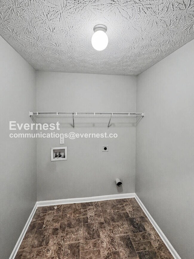 Building Photo - Limited Time Special Offer / 5 Bed, 4 Bath Home with Garage / Pet-Friendly / Vouchers Accepted / ...