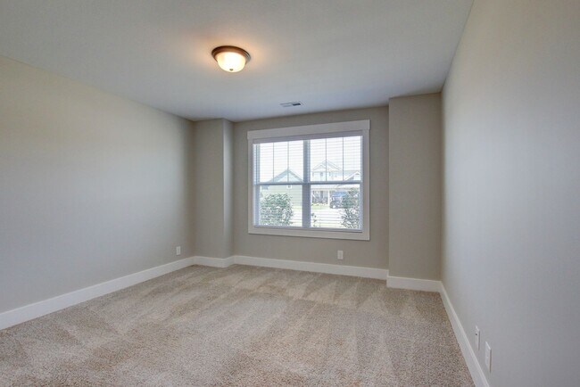 Building Photo - Fresh and Clean 3 bed/2 bath minutes from Exit 8.  Show Stopper!