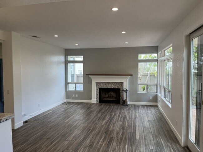 Building Photo - Stunning 4 bedroom Home with a Pool locate...