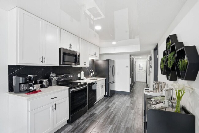 Building Photo - 8743 Thomas Dr