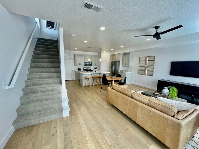 Building Photo - Beautiful Three Bedroom Townhome in Woodland Estates