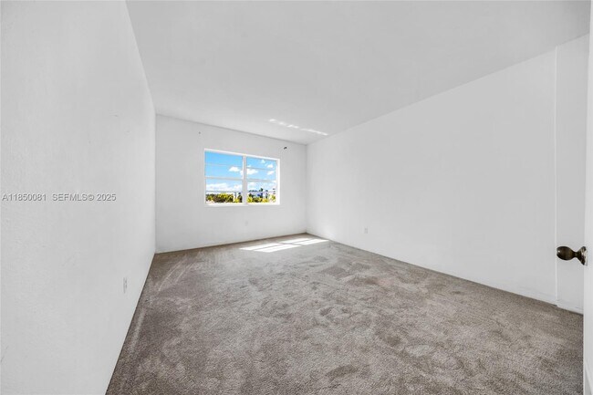 Building Photo - 1880 S Treasure Dr