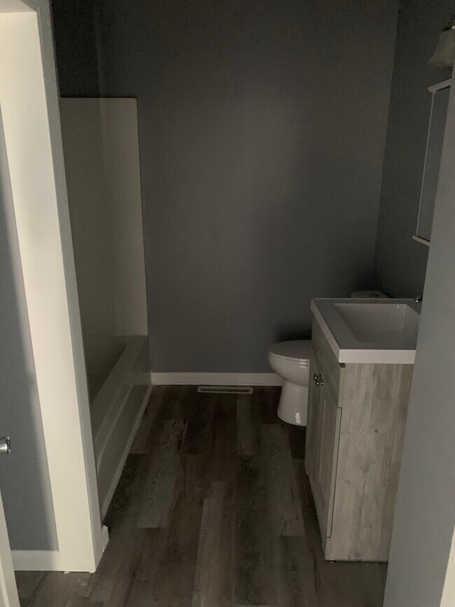 Building Photo - 447 Country Club Dr