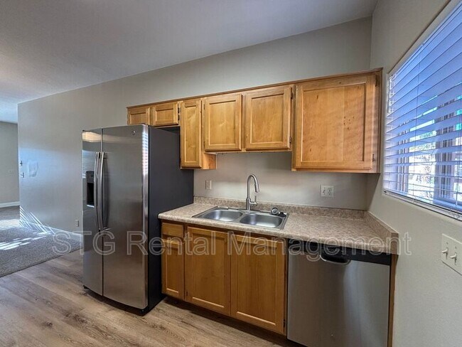 Building Photo - 700 N Main St